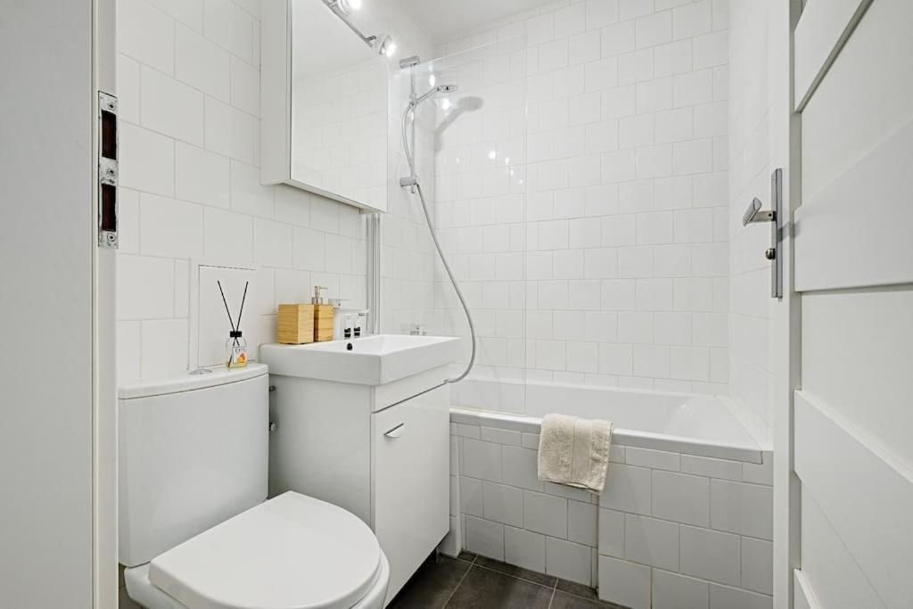 Super With Air Conditioning New Flat With Wifi Warszawa